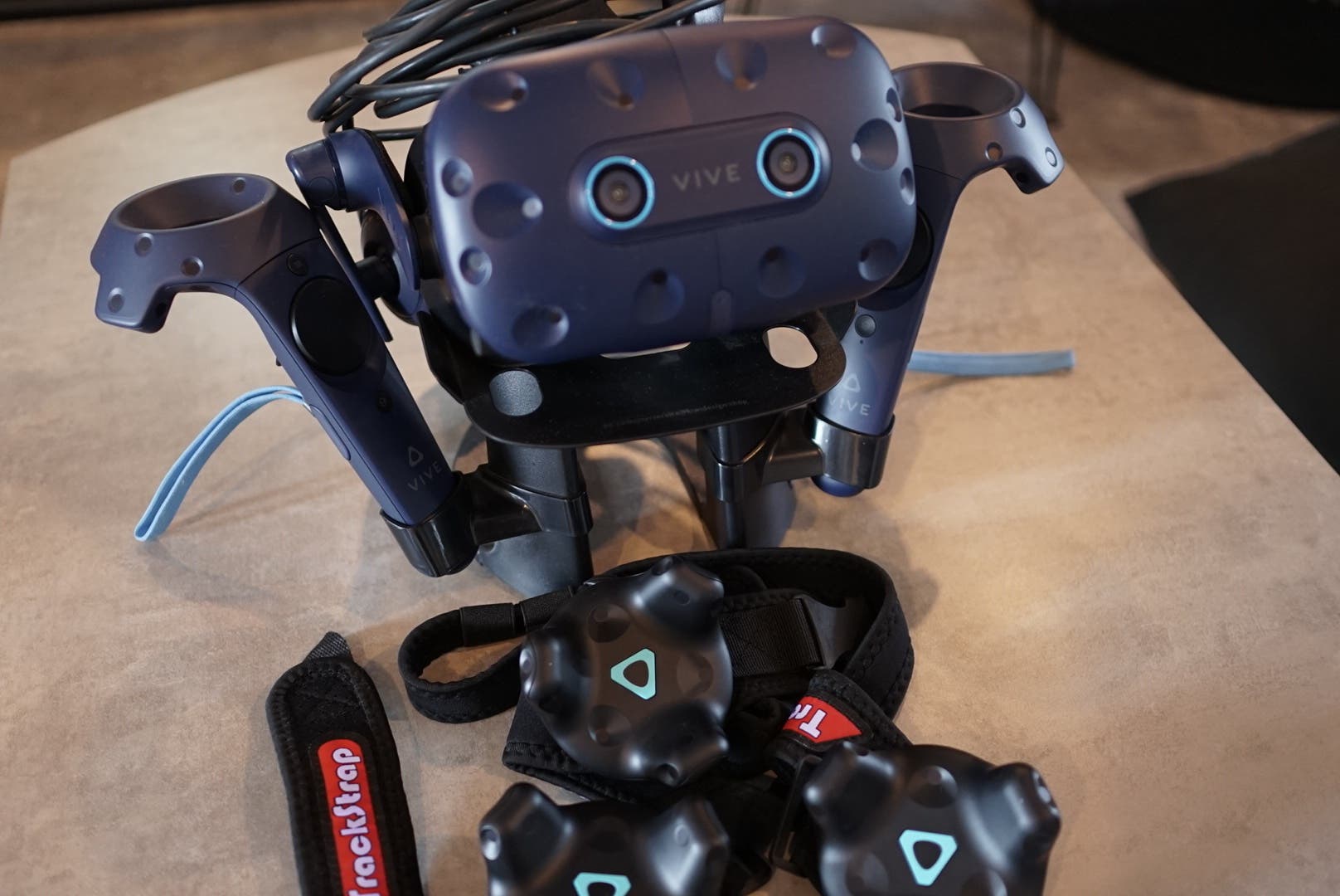 ヘッドマウントディスプレイ【HTC VIVE Pro eye】の画像1