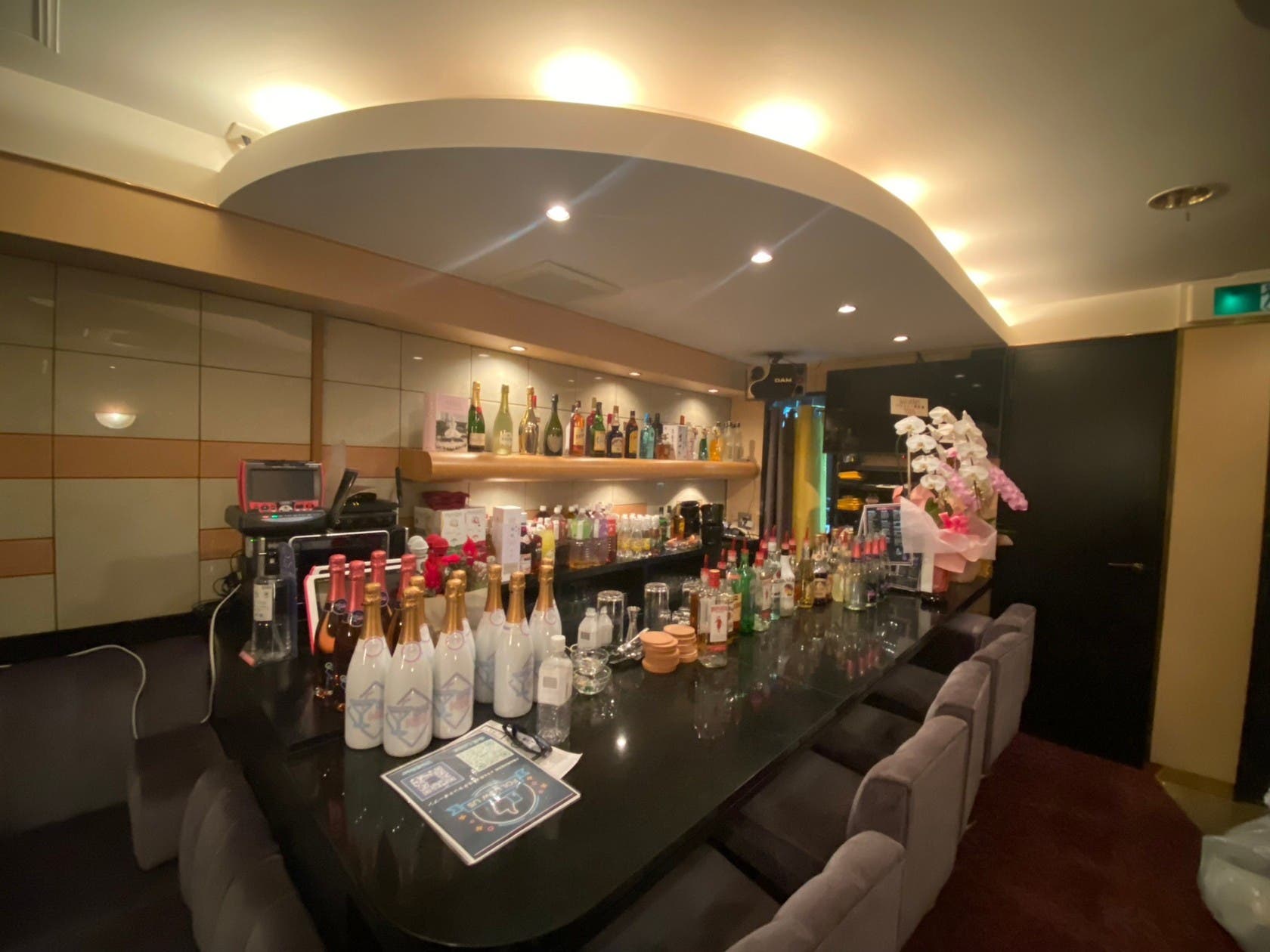 新宿駅近く！ワンフロア完全個室カラオケBAR