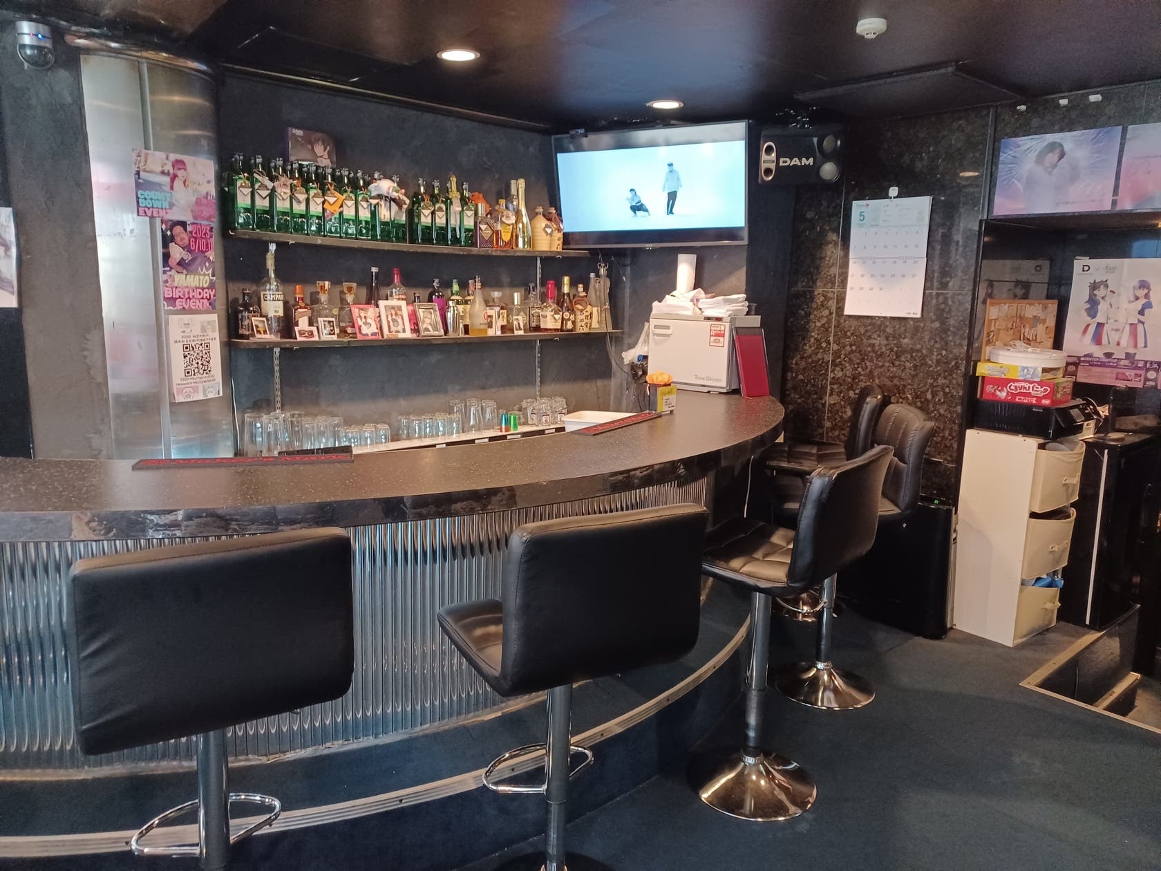 新宿駅近く！ワンフロア完全個室カラオケBAR