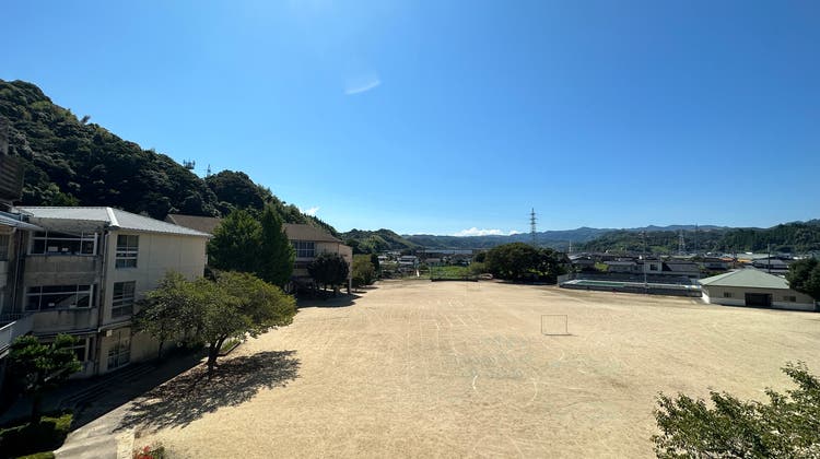 東間小学校 屋外運動場の写真1