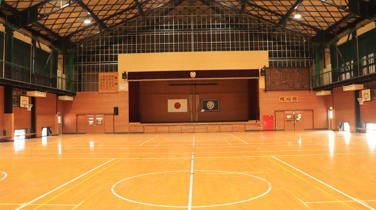 西瀬小学校 体育館の写真1