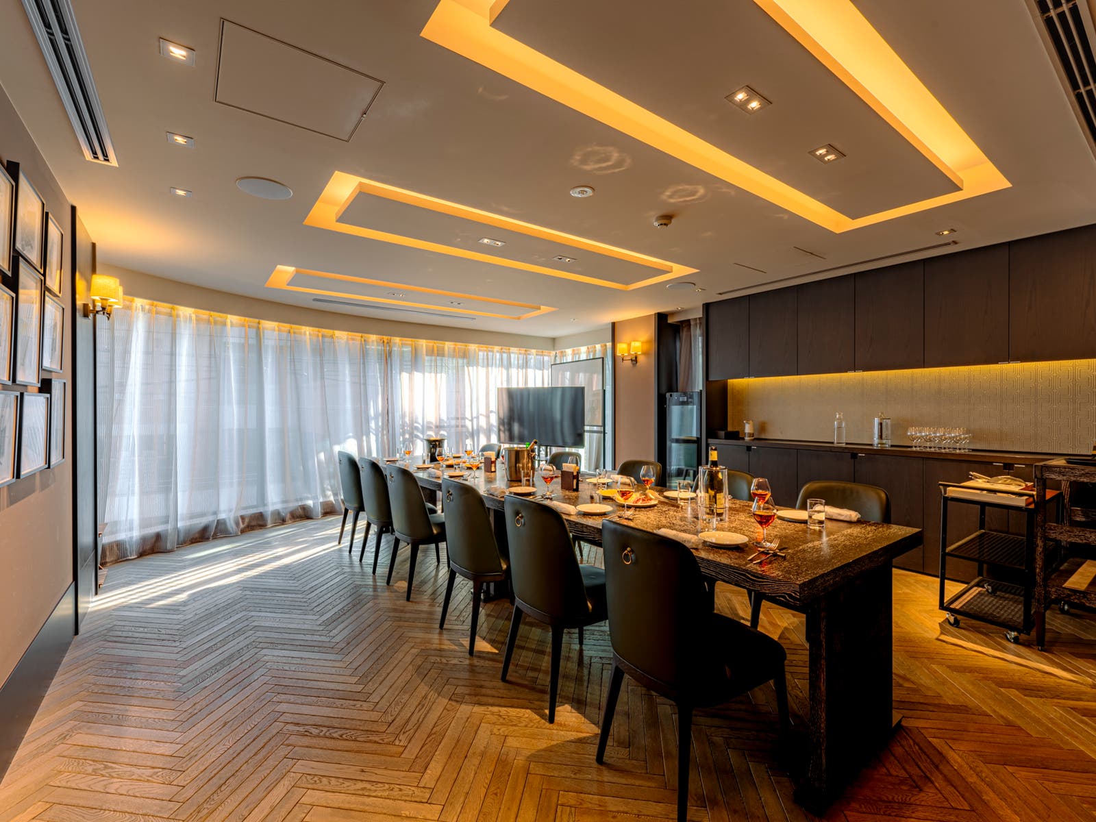 AoyamaWineBase/DININGの内観