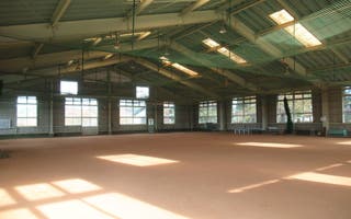 屋内多目的運動場