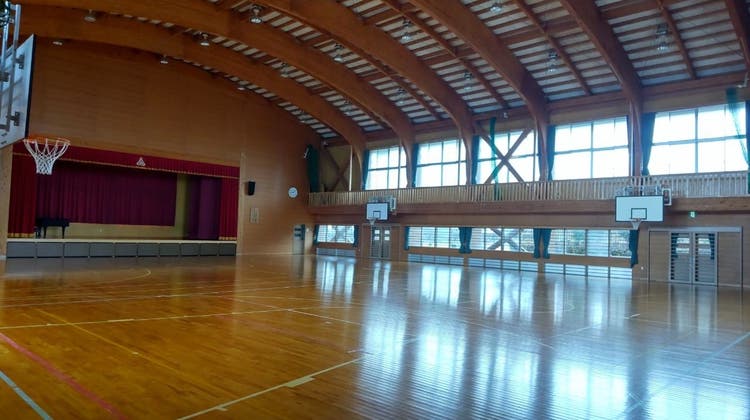 須山小学校体育館の写真1