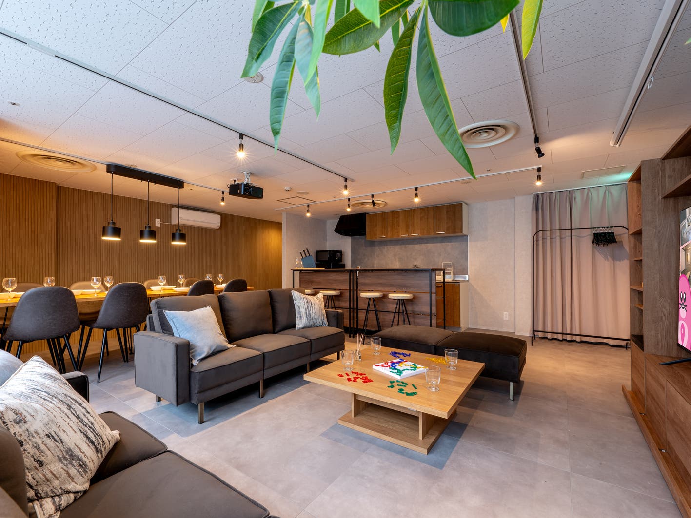 LIVING大阪梅田の内観