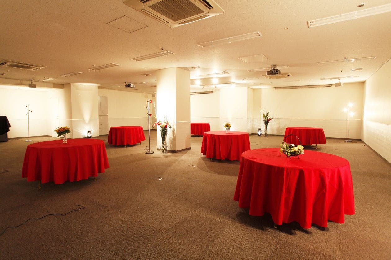 大手町 収容人数は大台の100人 大型イベントに最適なレンタルスペースです 大手町丸の内room スペースマーケット