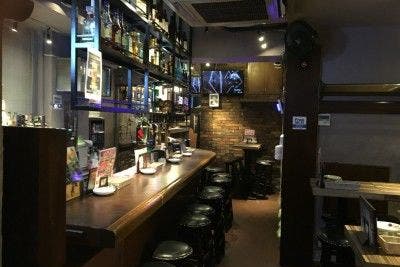 飯田橋駅東口徒歩30秒 木目調の落ち着いた雰囲気のバーを貸し切ってパーティーしよう スペースマーケット 飯田橋駅東口徒歩30秒 木目調の落ち着いた雰囲気のバーを貸し切ってパーティーしよう スペースマーケット