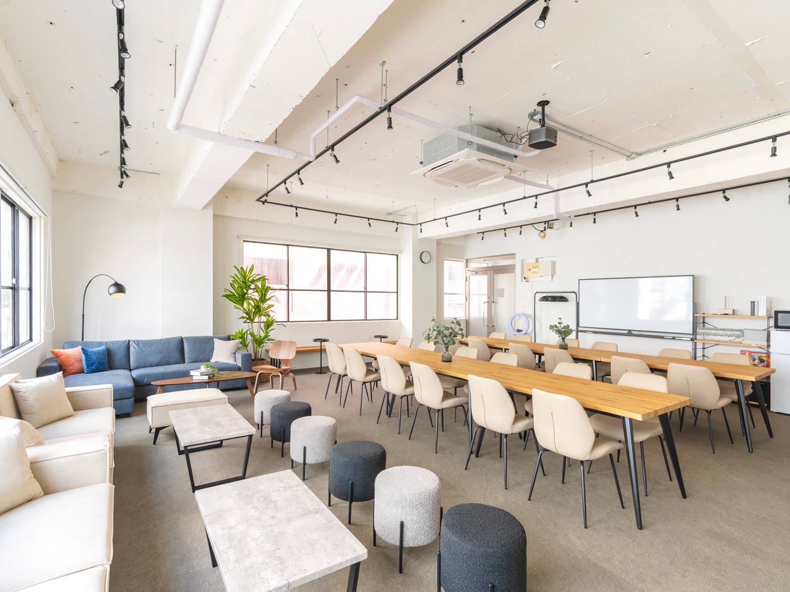 LOUNGE関内の内観