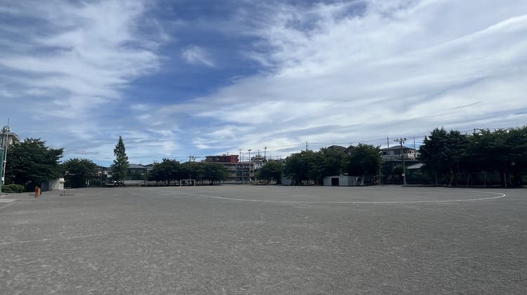西小学校グラウンドの写真1