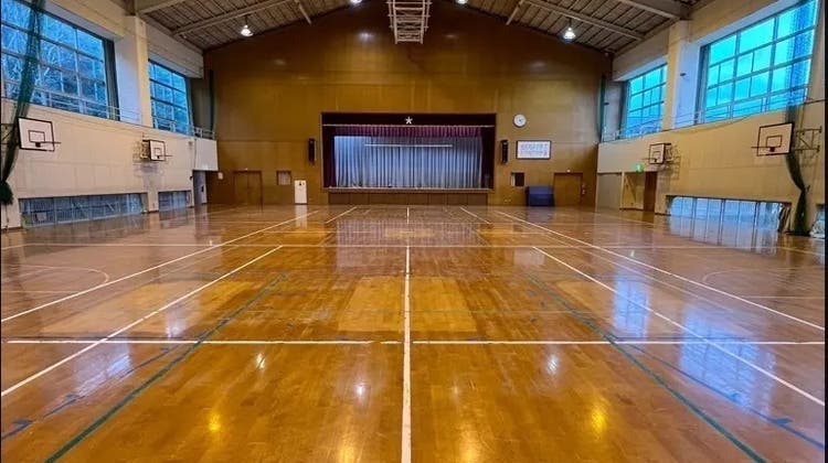 デモ_屋内運動場の写真1