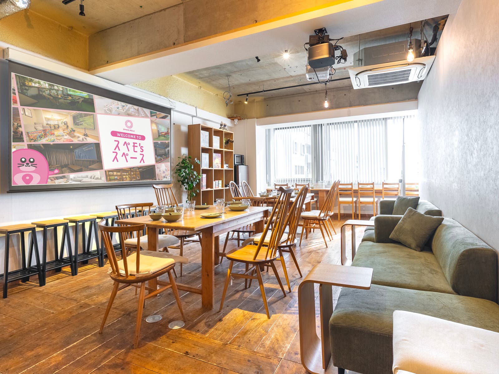 LOUNGE中野の内観