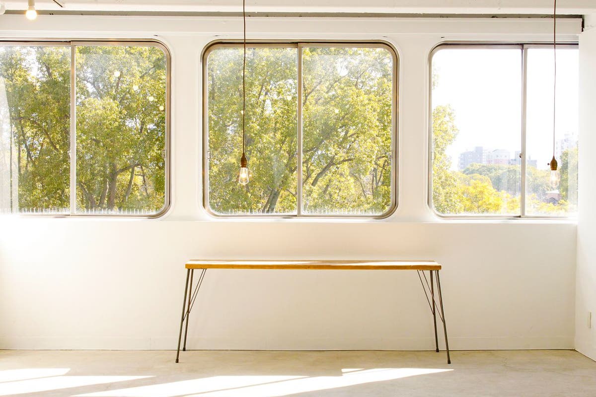 約53m と広いスペース 駅から徒歩30秒の好立地 窓からの眺めが自慢です レトロな角丸の窓枠も好評 スペースマーケット