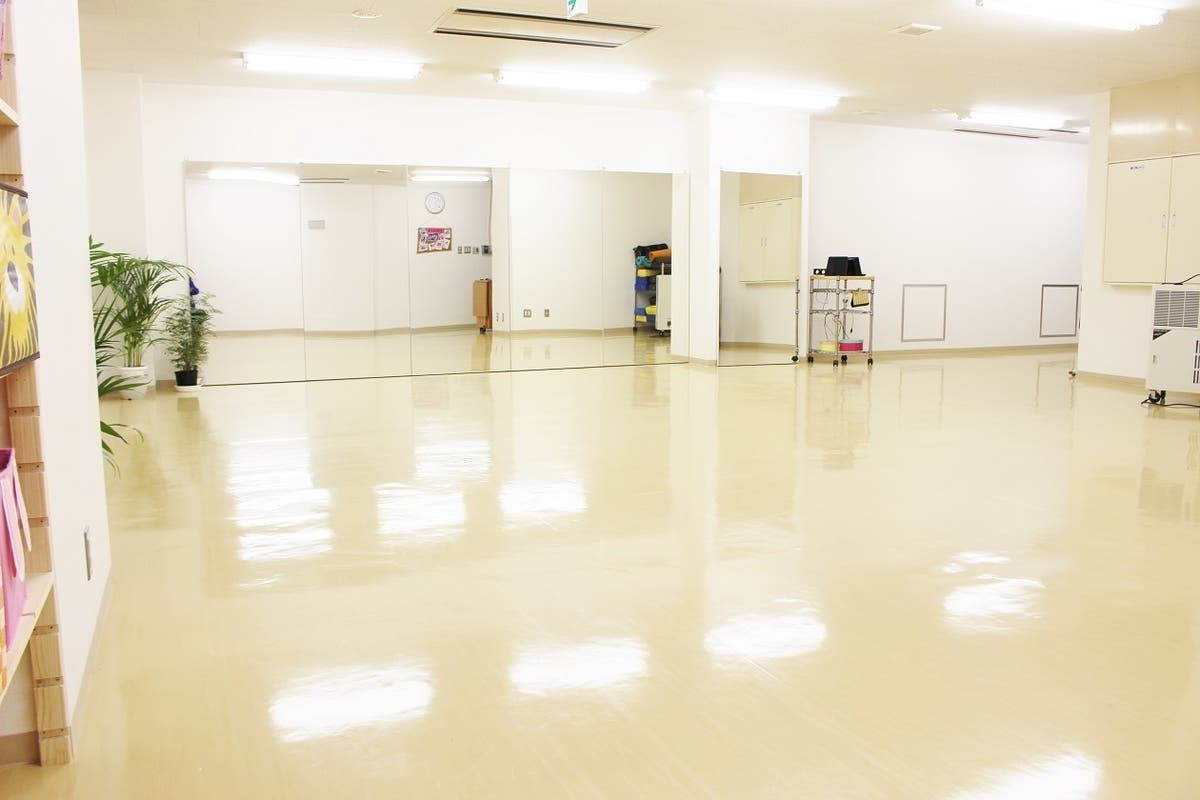 牛久駅 レンタルダンススタジオ 鏡張り6m 50畳 窓あり 感染予防徹底 駅前 駐車場 エステサロンスペースあり可能 スペースマーケット
