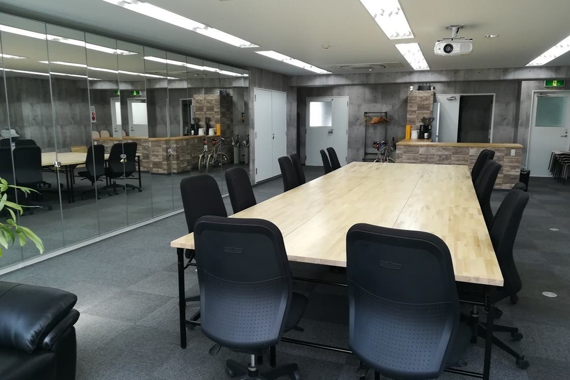 Web会議や大型スクリーンで映画鑑賞も 多様に使えるレンタルスペース Demokura スペースマーケット