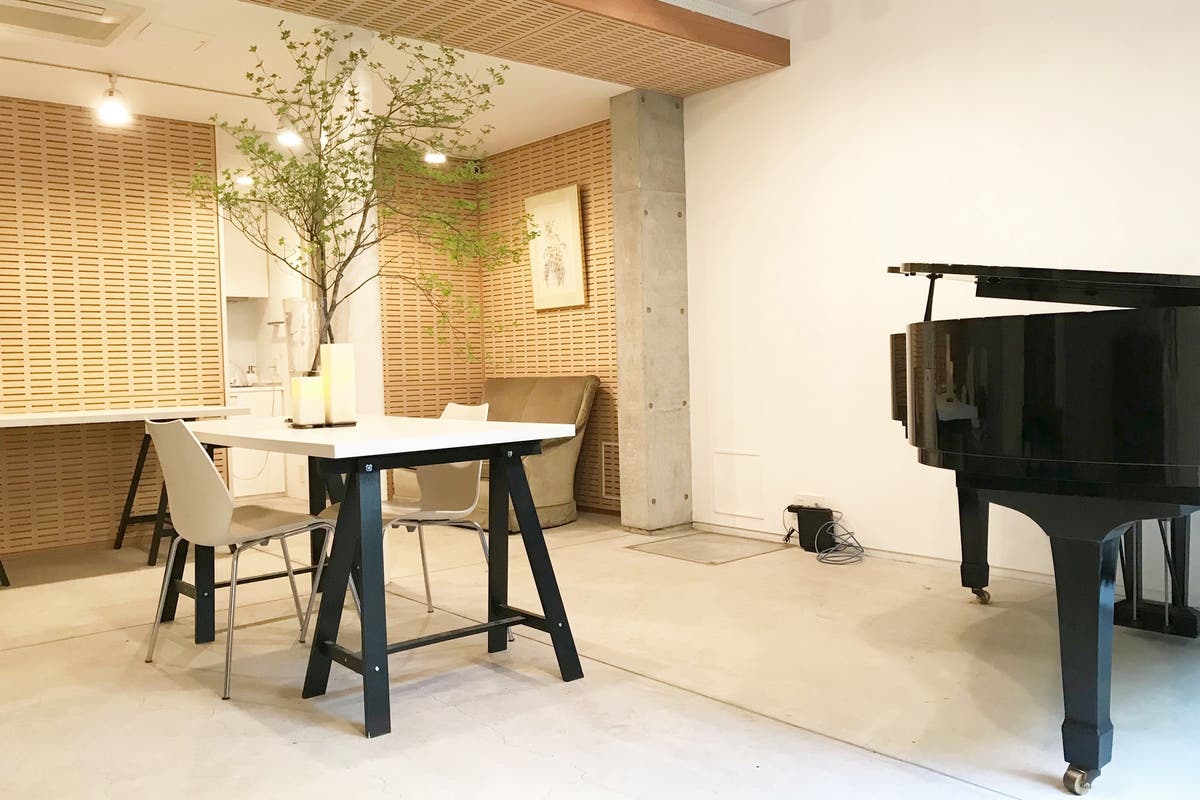 代官山6分 駐車1台可 自然光の入る地下1階 グランドピアノのある隠れ家的スペース 撮影 会議 楽器練習 パーティー等 スペースマーケット