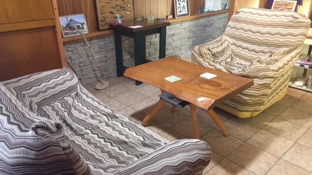 ガラス棚 応接間セット 展示台などがあり 個人ミーティングなどに使用できます ガラス棚 応接間セット 展示台 ガラス棚 応接間セット 展示台などがあり 個人ミーティングなどに使用できます ガラス棚 応接間セット 展示台