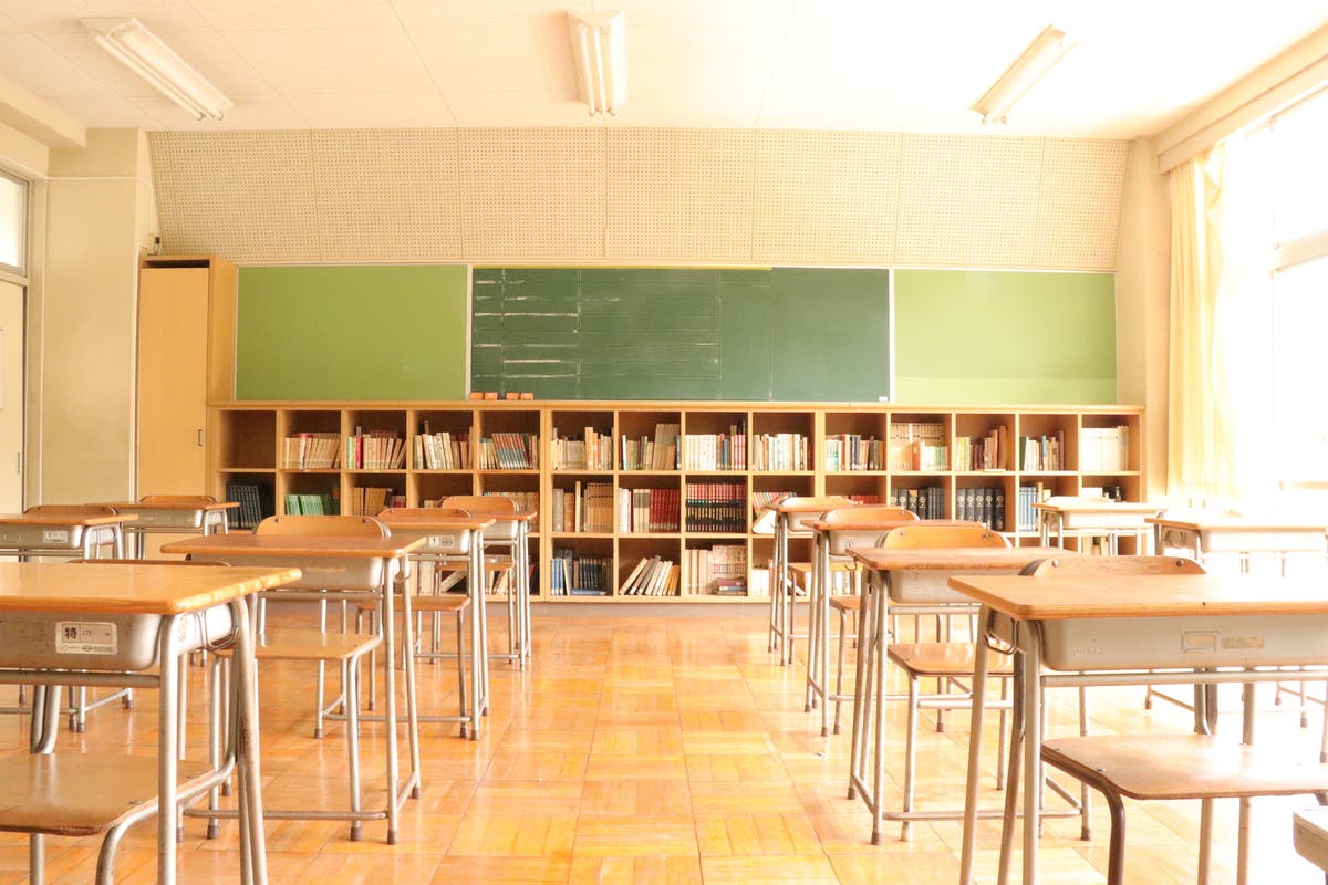 教室A/東京都/奥多摩/自然に囲まれた廃校 中学校の机と椅子がそのまま残ってます!