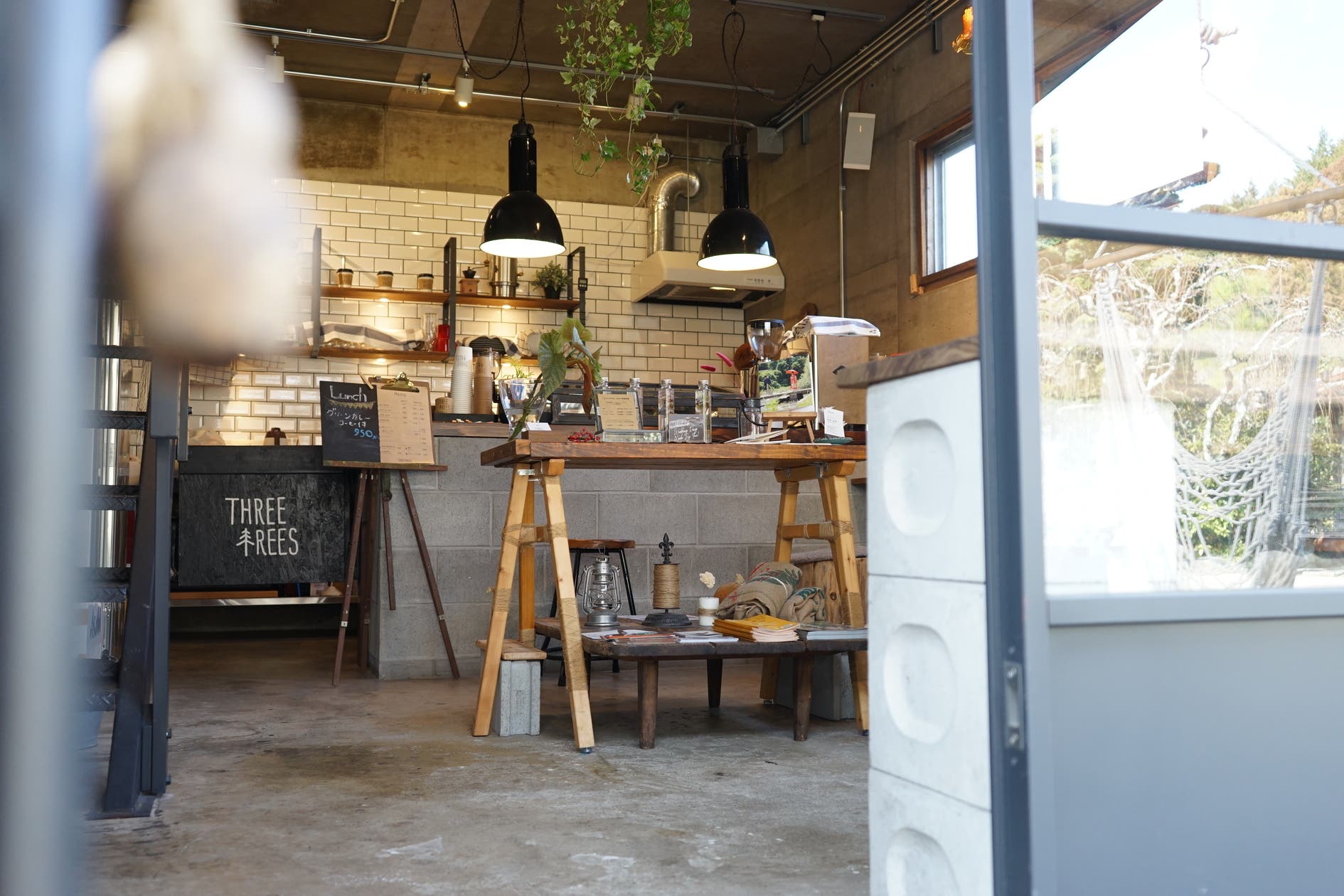 敷地内に森もある コンクリート打ちっ放しのリノベスペース カフェも併設 女子会 スタジオ ロケーション コスプレ撮影利用などに スペースマーケット
