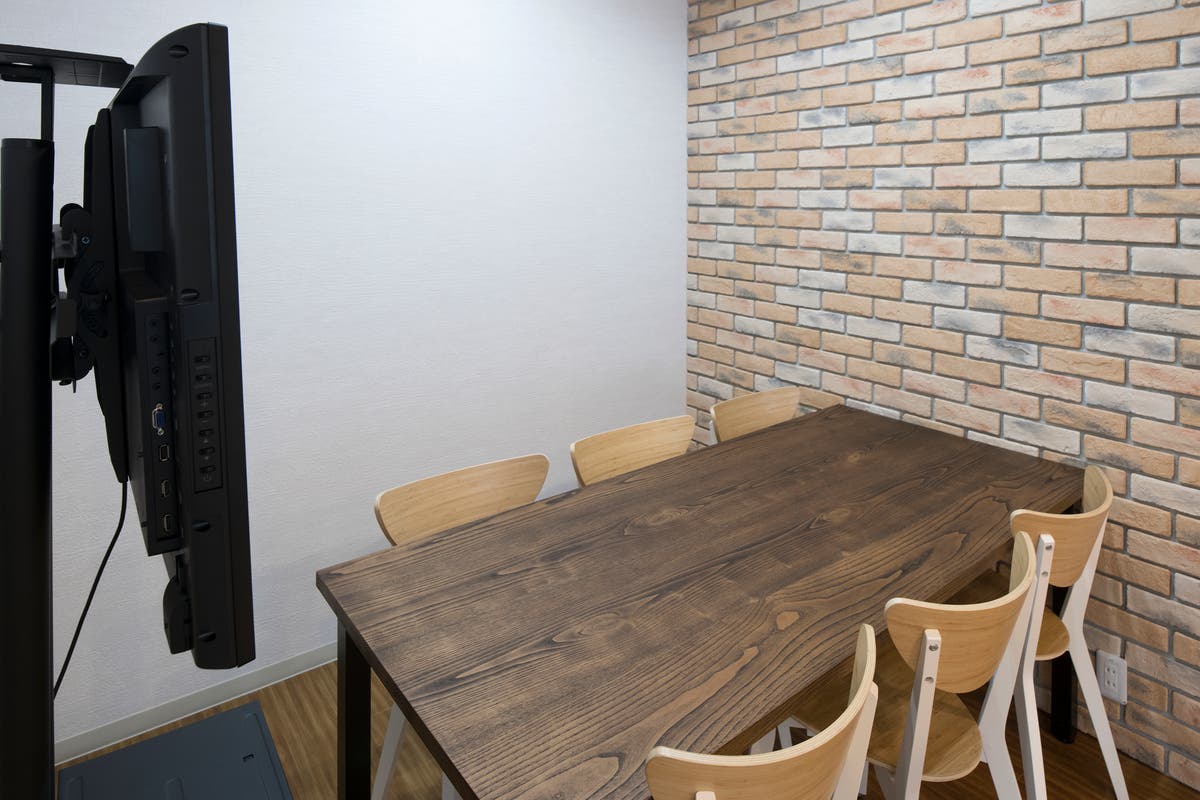小会議室b オシャレなレンガ壁が人気のお部屋 6名まで スペースマーケット 小会議室b オシャレなレンガ壁が人気のお部屋 6名まで スペースマーケット