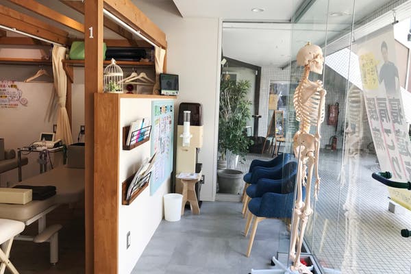 前面ガラス張りのオシャレなカフェ風整骨院 イベント ワークショップ 撮影会 会議利用などに スペースマーケット 前面ガラス張りのオシャレなカフェ風整骨院 イベント ワークショップ 撮影会 会議利用などに スペースマーケット