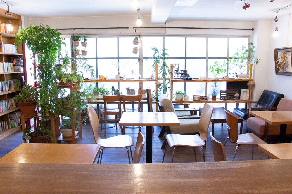 Magari カフェスタジオ 壁一面に本棚のある調理 飲食が可能な撮影スタジオ スペースマーケット