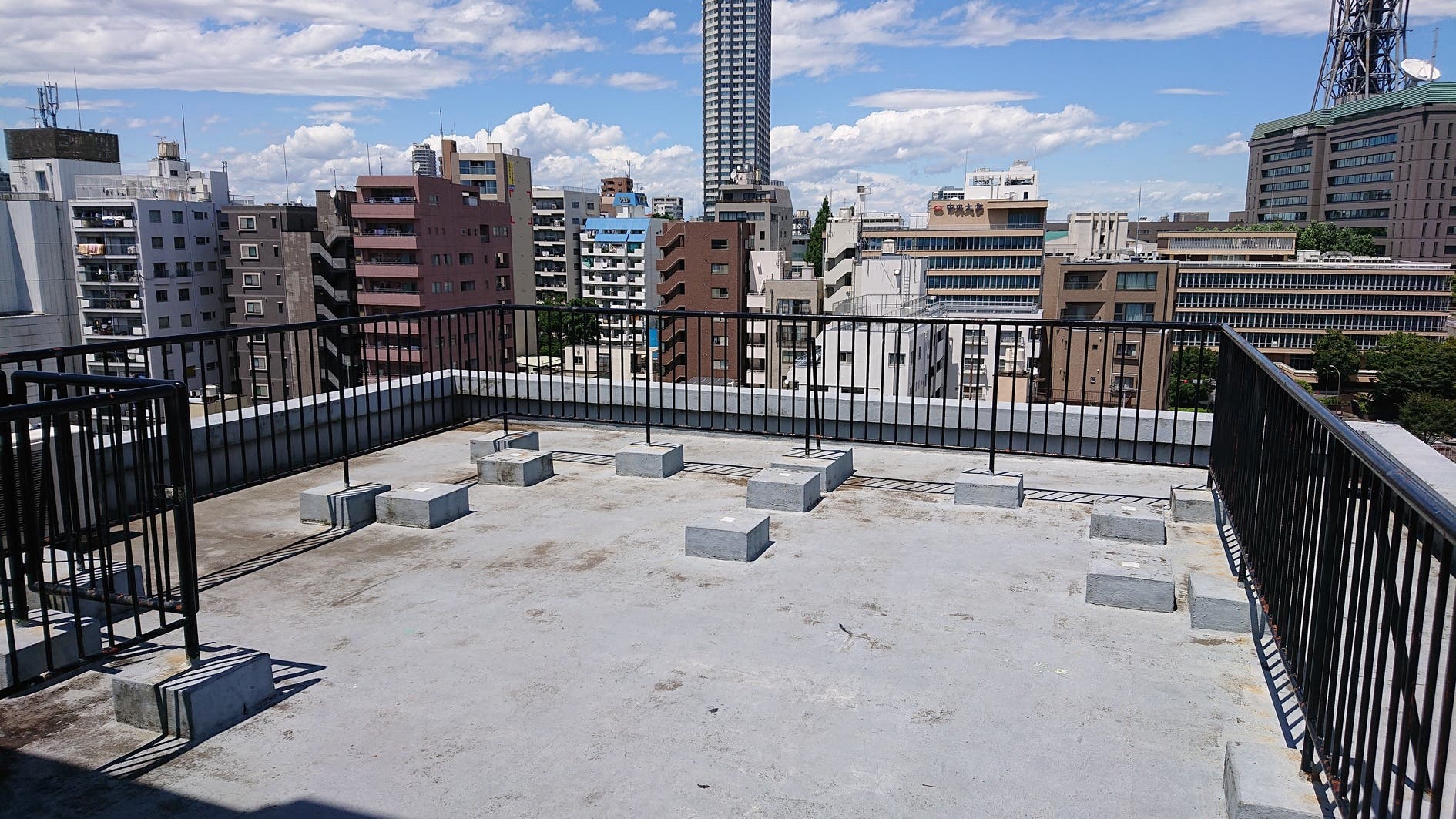 新宿区 四谷 荒木町屋上 撮影に絶好の立地です。商用撮影、個人撮影、コスプレ撮影にも最適