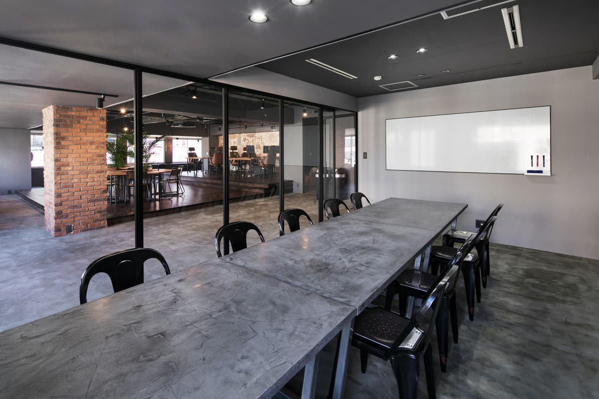 南森町 大阪天満宮 19 00以降特別価格にて提供中 片面ガラス張りのおしゃれで落ち着いた会議室 スペースマーケット 南森町 大阪天満宮 19 00以降特別価格にて提供中 片面ガラス張りのおしゃれで落ち着いた会議室 スペースマーケット