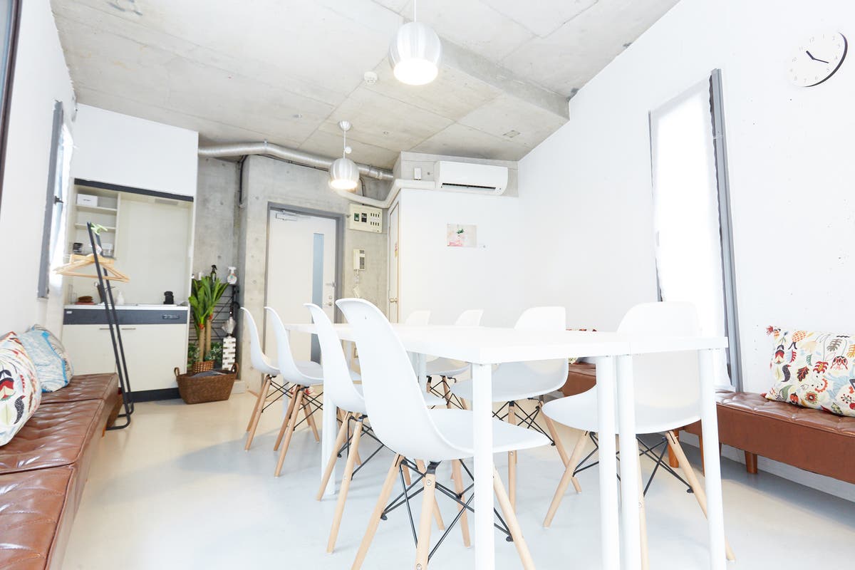 クリエイティブ会議室 リモートワーク テレワークにも最適 神田駅徒歩1分 Wifi無料 8名 2名掛けソファー6脚 スペースマーケット