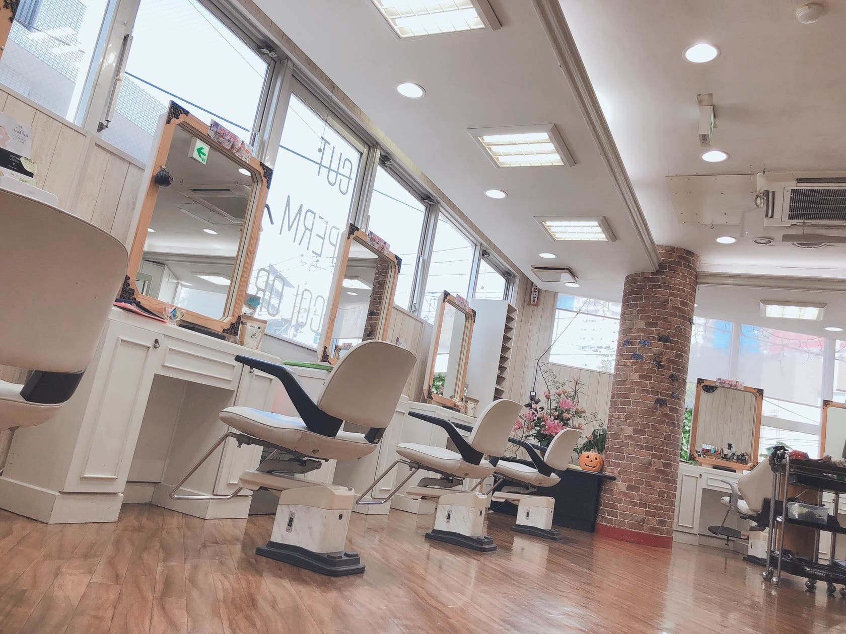 レンタルヘアサロン 時間貸し 現在営業中の一面ミラーレンタル フリーランスの美容師の方へ スペースマーケット レンタルヘアサロン 時間貸し 現在営業中の一面ミラーレンタル フリーランスの美容師の方へ スペースマーケット