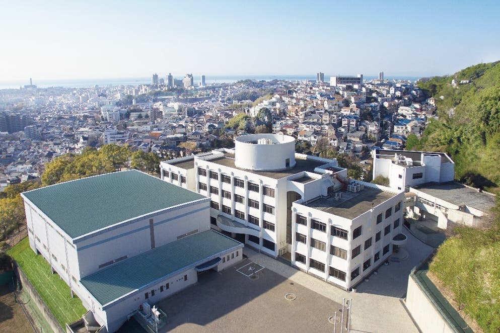 車での来場ok 8名収容可能 学校らしい静かな環境で 会議室として利用できます スペースマーケット