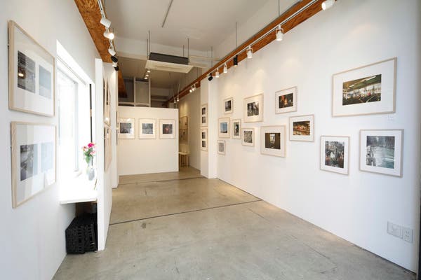 お洒落ホワイトの大空間とスタンバイやメイクに使用できる奥の部屋有 スペースマーケット