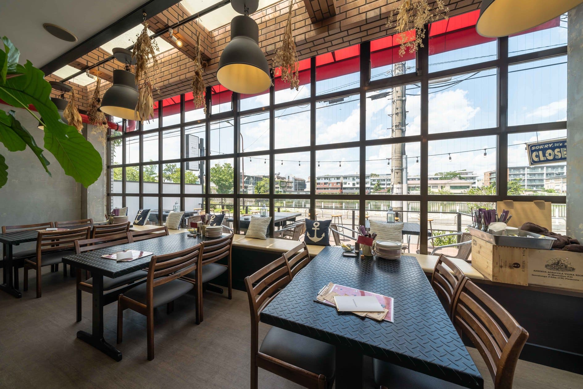 【京阪神宮丸太町エリア】テラス、プロジェクター、ピアノ付カフェスペース。パーティ・ロケ撮影・発表会などに