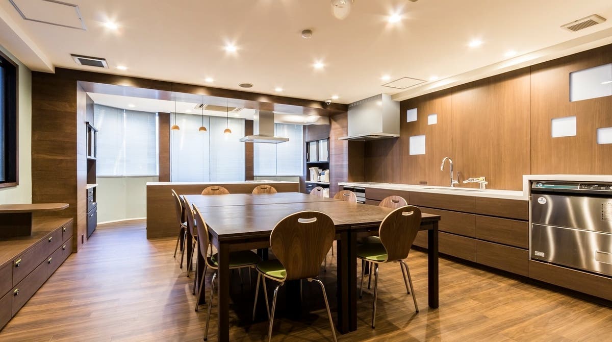 【Patia】曙橋駅から30秒の貸切キッチンスペース。木目調のオシャレな室内は調理設備が充実。パーティーや料理教室に最適です。