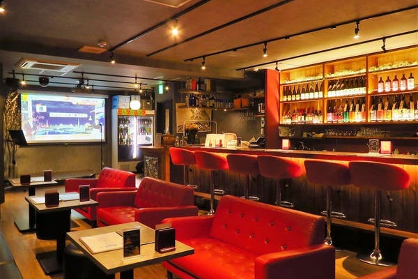 幹事様必見 お洒落なバーを貸し切り利用 飲食持ち込み可 大型スクリーン カラオケ スペースマーケット 幹事様必見 お洒落なバーを貸し切り利用 飲食持ち込み可 大型スクリーン カラオケ スペースマーケット