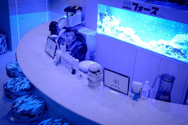 白基調の店内 水槽設置でおしゃれなカラオケ付バースペース オフ会 ランチ営業 パーティー 撮影 スペースマーケット 白基調の店内 水槽設置でおしゃれなカラオケ付バースペース オフ会 ランチ営業 パーティー 撮影 スペースマーケット