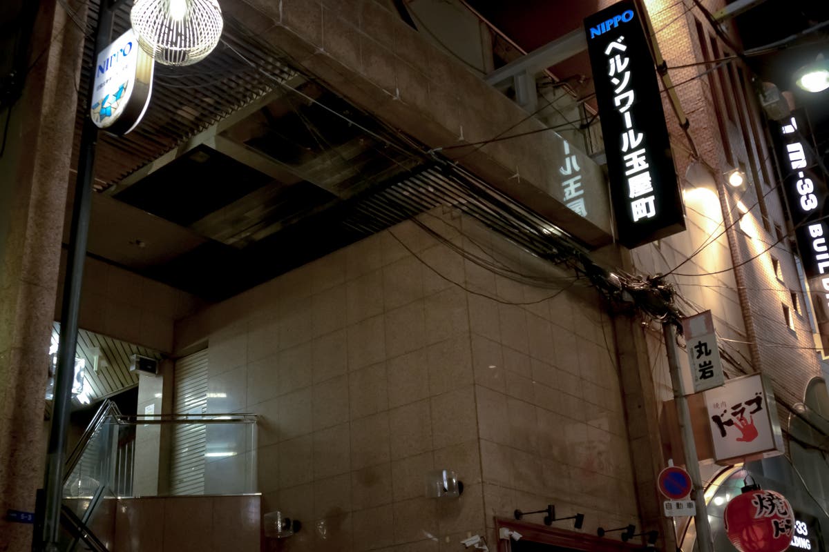 宗右衛門町バー なんば駅10分 白基調の店内 水槽設置でおしゃれなカラオケ付バースペース オフ会 ランチ営業 パーティー スペースマーケット