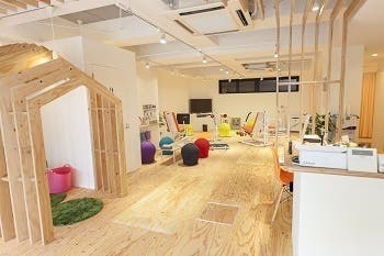 木目調でおしゃれなスペース ヨガ ピラティス 教室 トレーニング リラクゼーションなどに利用など スペースマーケット