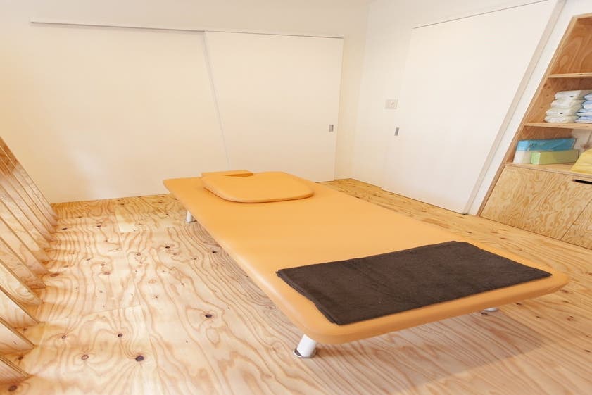 木目調でおしゃれなスペース ヨガ ピラティス 教室 トレーニング リラクゼーションなどに利用など スペースマーケット