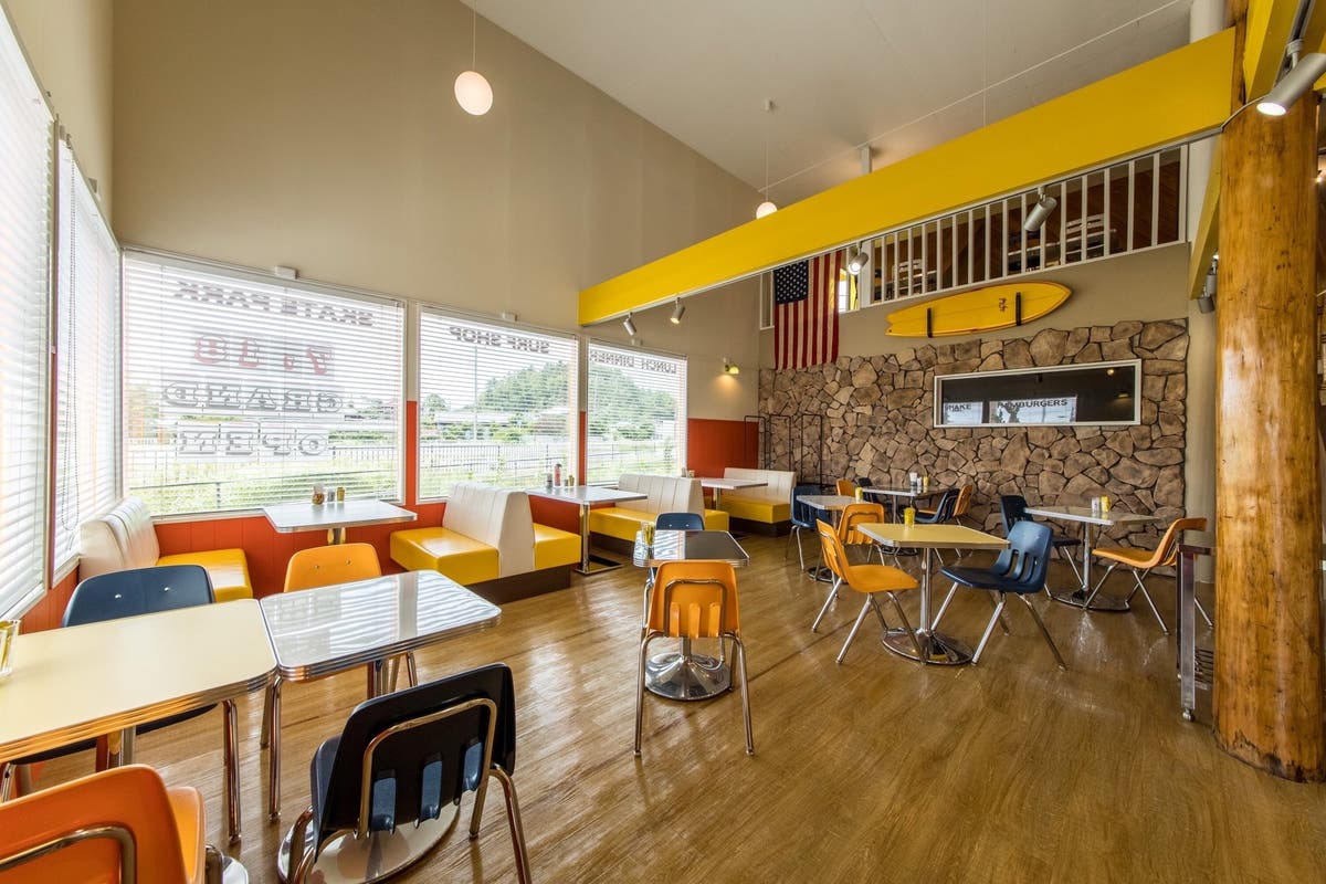 ロードサイドアメリカンダイナー 店内は吹き抜けで大きな階段のあるインパクト大 スペースマーケット ロードサイドアメリカンダイナー 店内は吹き抜けで大きな階段のあるインパクト大 スペースマーケット