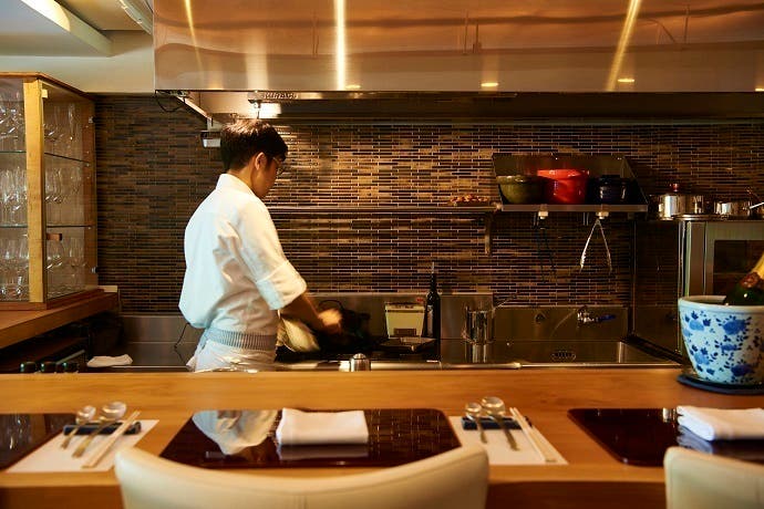 代官山の隠れ家レストラン 吉野杉の一枚板のカウンターと個室1部屋 スペースマーケット