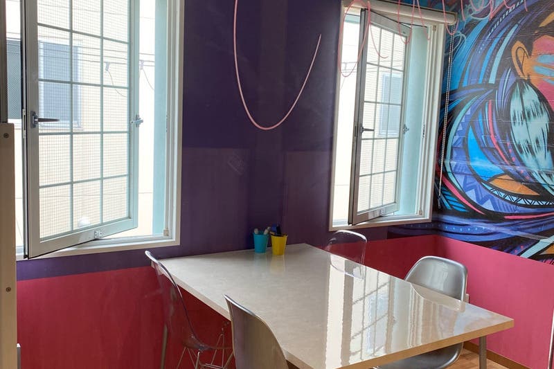 4人用会議室 Nyルーム スタイリッシュなニューヨーク風ミーティングルーム 遮音性が高くweb会議 ワークショップにもぴったり スペースマーケット 4人用会議室 Nyルーム スタイリッシュなニューヨーク風ミーティングルーム 遮音性が高くweb会議 ワークショップにもぴったり スペースマーケット