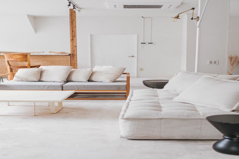 空間のレンタル 家具を自由にレイアウト 東別院 鶴舞徒歩圏 モルタル白 ベージュ壁床 デザインチームのアトリエをスタジオに スペースマーケット