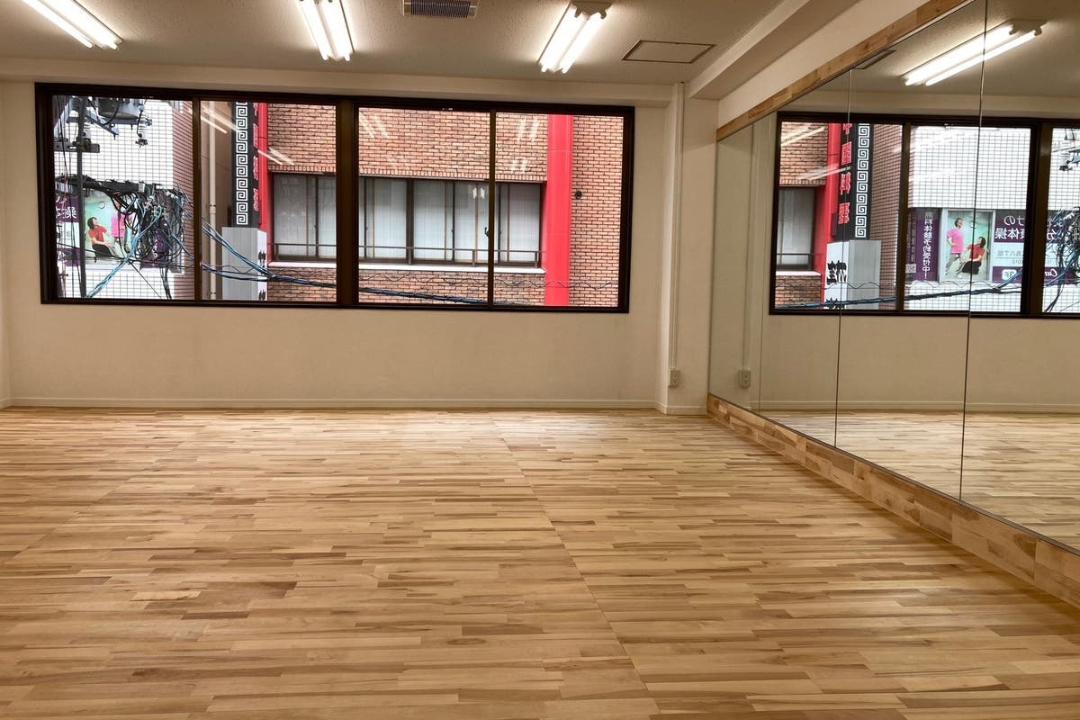 八丁堀駅近 ダンスができるレンタルスタジオ 幅4 3m 高さ1 8mの大型鏡 フローリング ダンス等に最適なレンタルスペース スペースマーケット