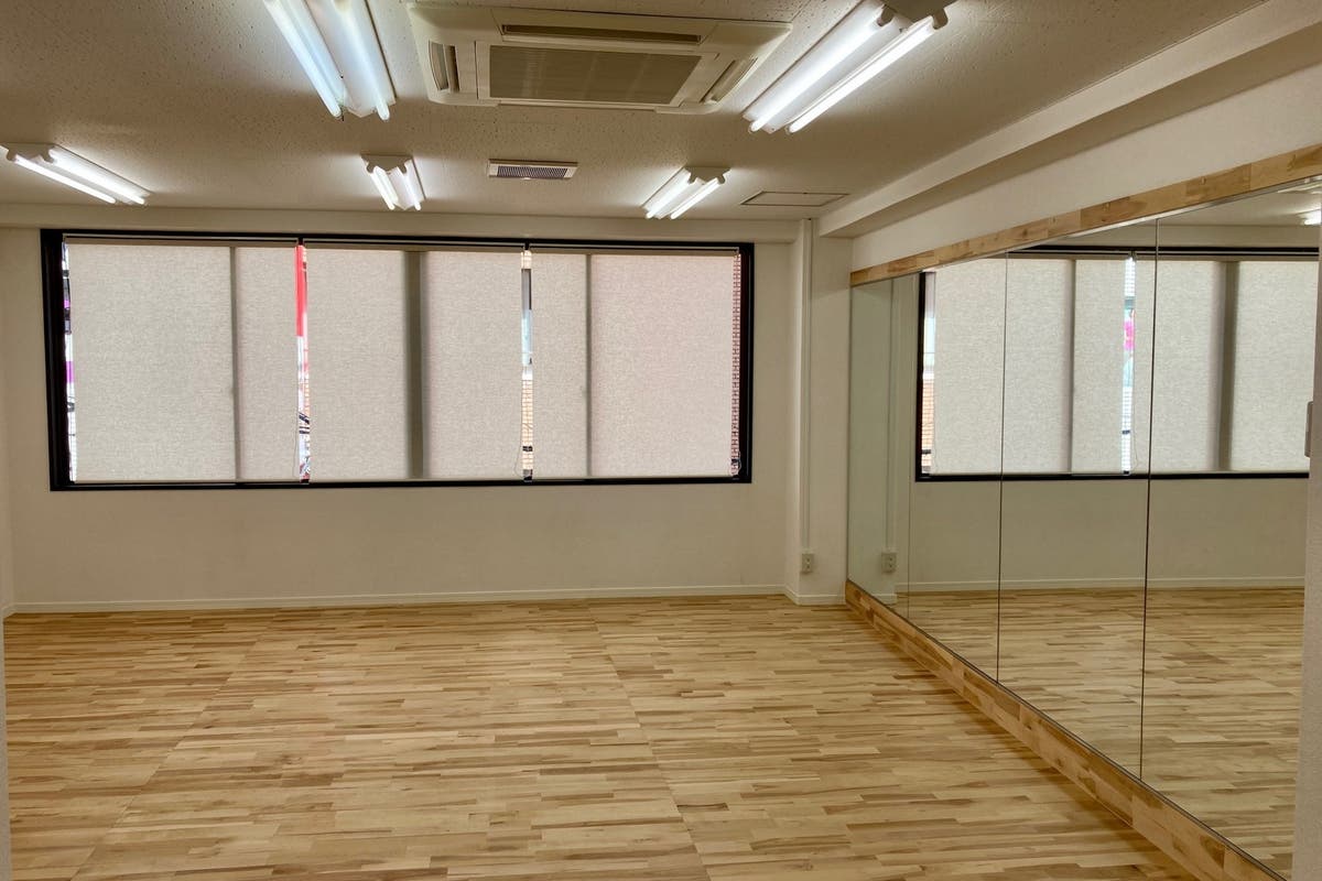 八丁堀駅近 ダンスができるレンタルスタジオ 幅4 3m 高さ1 8mの大型鏡 フローリング ダンス等に最適なレンタルスペース スペースマーケット