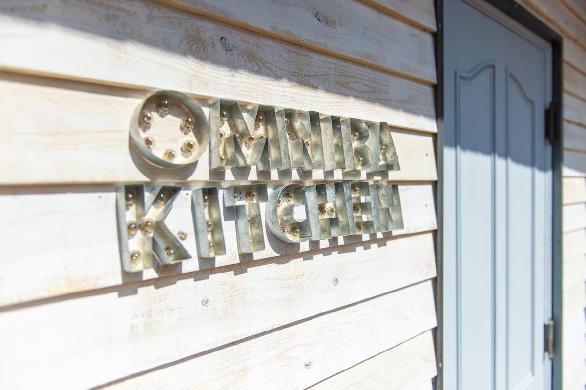 オムニバキッチン 名古屋 ハワイアン 100インチプロジェクターで鑑賞会 セミナー パーティー 歓送迎会 スペースマーケット