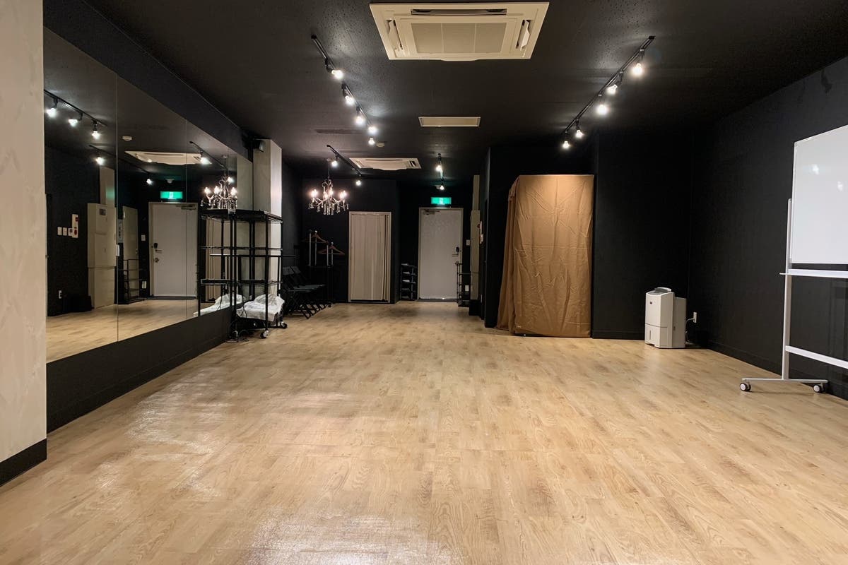 女性に選ばれる渋谷のダンススタジオ スマホ音源対応 定員名の広々スペース 全面鏡張りでレッスン向き スペースマーケット
