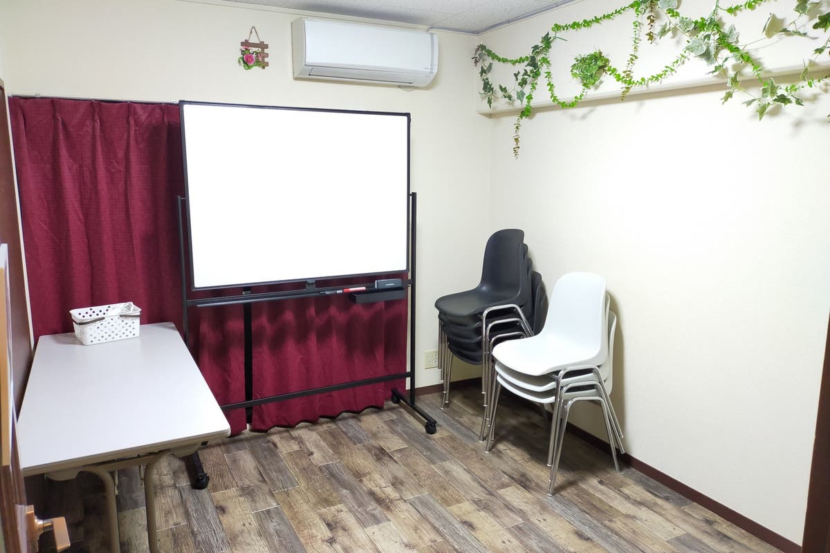 ヒミツキチ 船橋駅徒歩5分 ルームa 格安広さ5 5畳分レイアウト自由 椅子8脚女子会や面談等に最適 飲食持ち込み可能 スペースマーケット ヒミツキチ 船橋駅徒歩5分 ルームa 格安広さ5 5畳分レイアウト自由 椅子8脚女子会や面談等に最適 飲食持ち込み可能 スペースマーケット