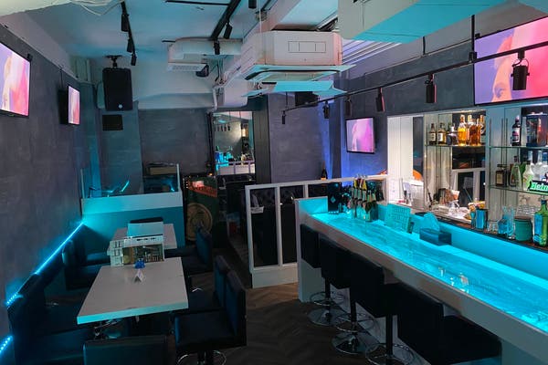 店内は 西海岸風で最新機材のdjブースや カラオケも取り揃えたバーです スペースマーケット 店内は 西海岸風で最新機材のdjブースや カラオケも取り揃えたバーです スペースマーケット