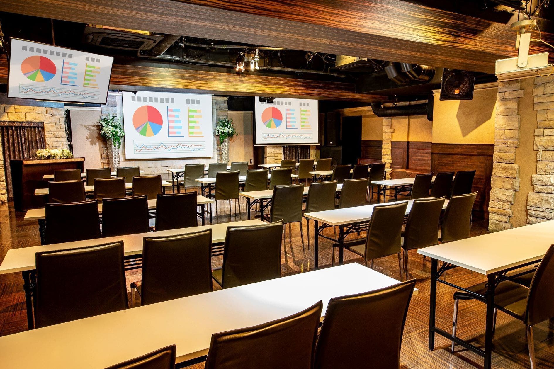 池袋駅から徒歩2分 無観客ライブ ライブ配信撮影も可能 ロケ撮影や各種イベント 発表会 表彰式から会議利用までお任せください スペースマーケット