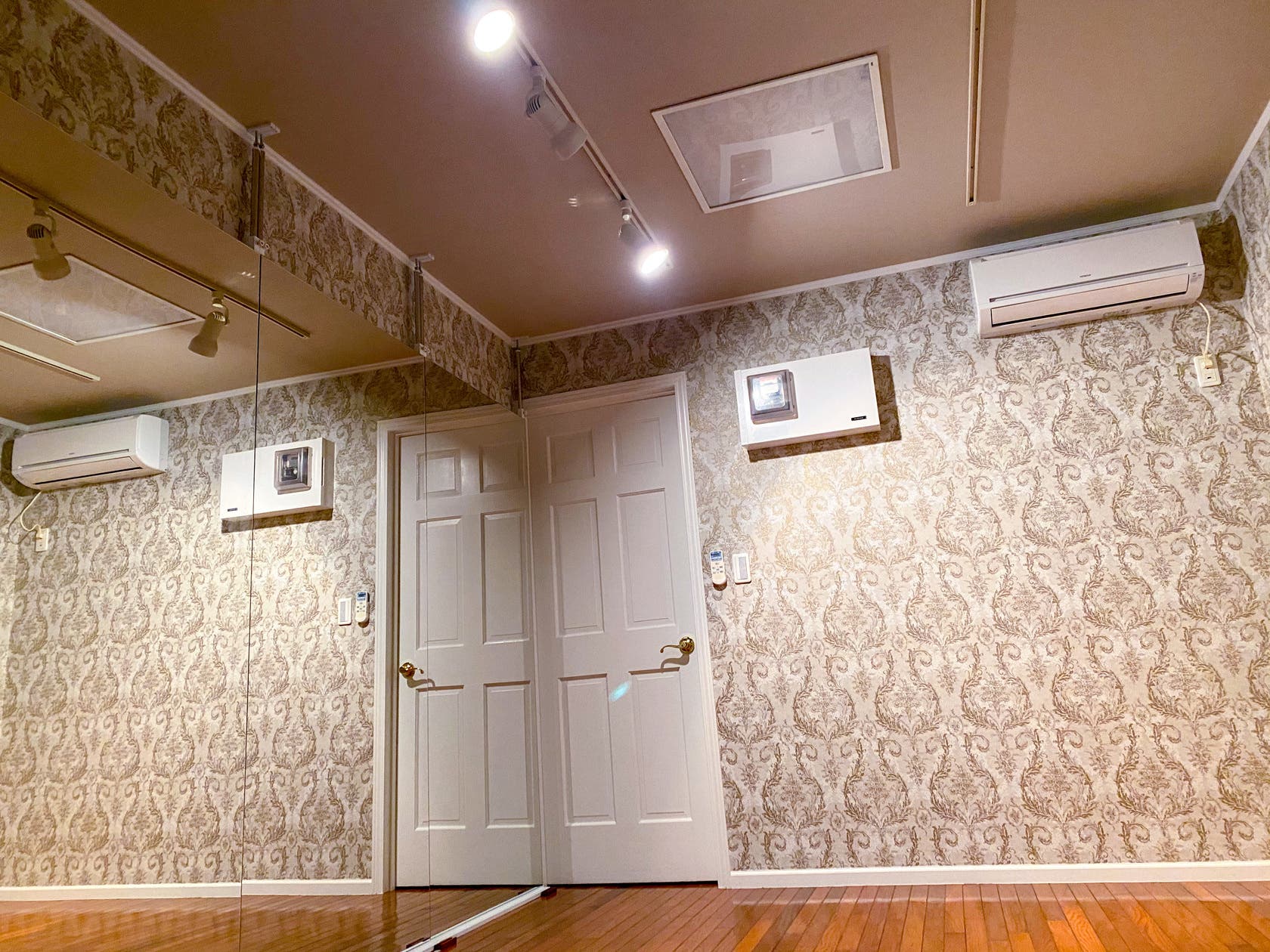 当日予約ok 大きな鏡のあるオシャレなダンス 演劇 ヨガ向けスタジオです スペースマーケット